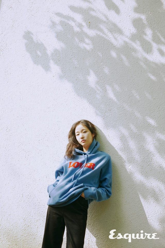 후드 티셔츠 비앙카 샹동. 바지 르메르. 귀걸이 셀린느.