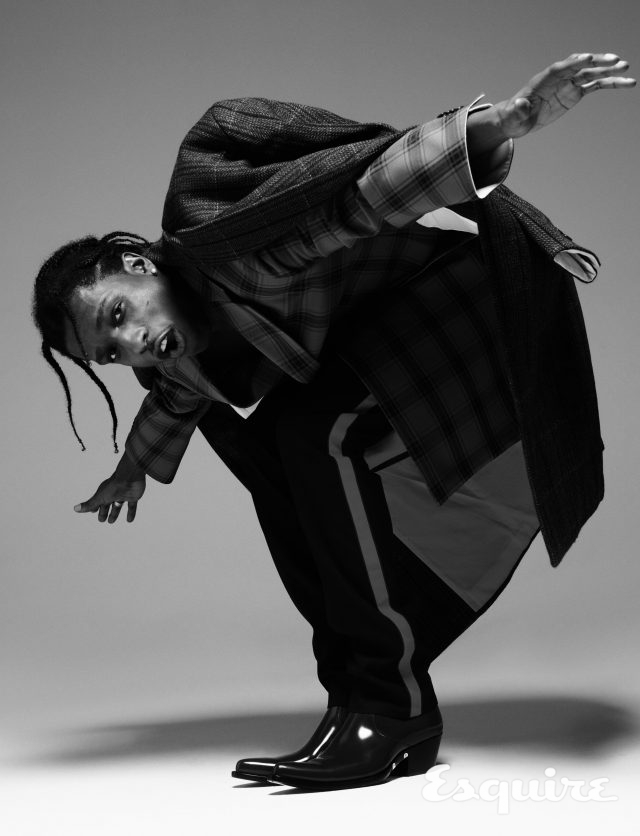 진한 회색 오버사이즈 코트 2330파운드, 안에 입은 체크 코트 1230파운드, 바지 610파운드, 부츠 910파운드 모두 캘빈클라인 205W 39NYC.