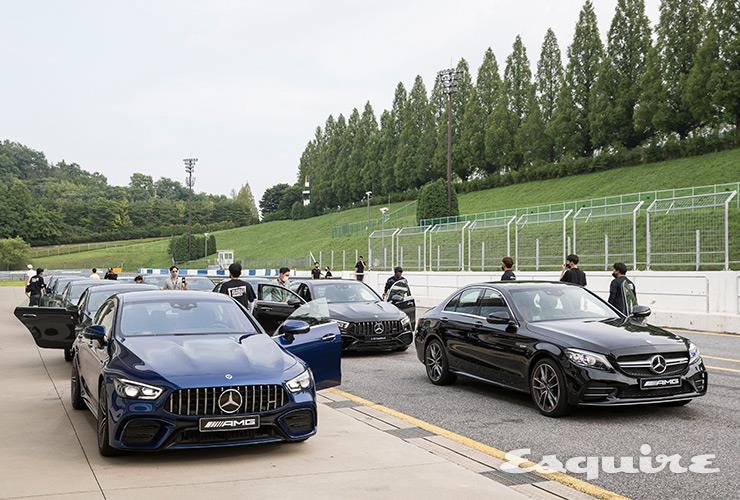 클럽 에스콰이어 멤버들이 AMG 스피드웨이를 달리기 전 어떤 차에 오를지 고민하고 있다.