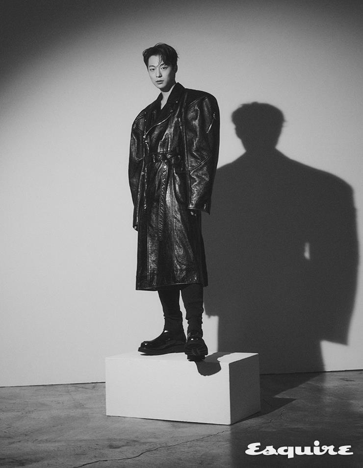 블랙 레더 코트, 레깅스 모두 돌체앤가바나. 부츠 겐조.