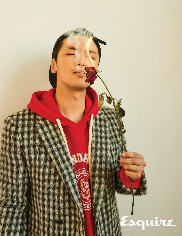 코트, 티셔츠, 데님 바지, 벨트 모두 우영미. 운동화 아식스×키코 코스타디노브. 캡 아크네 스튜디오.