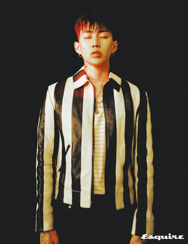 스트라이프 러시안 재킷, 저지 톱, 스트레이트 데님 팬츠, 목걸이 모두 생 로랑 by 안토니 바카렐로.