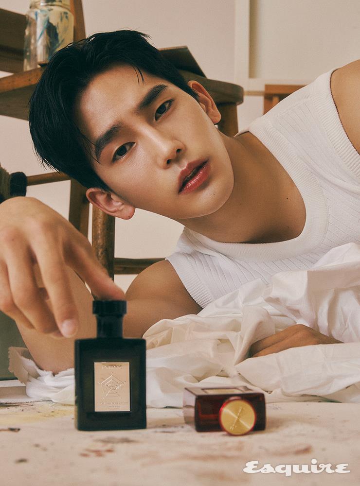 편안하게 오래 남는 은은한 코튼 향과 블랙 보틀의 모던함이 멋스러운 ‘코튼 허그’, 우디와 머스크의 잊혀지지 않는 섹시한 잔향이 매력적인 ‘코튼 키스’ 각각 5만5000원 모두 포맨트. 와이드 팬츠 렉토 맨.