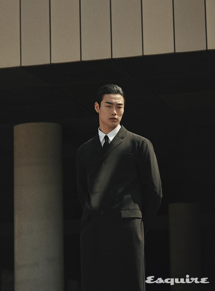 리나일론 코트ㆍ타이, 셔츠 모두 가격 미정 프라다.
