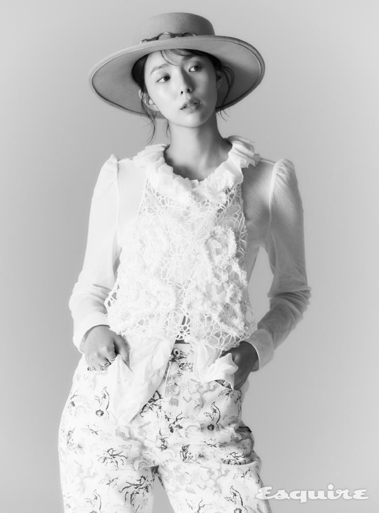 셔츠 로렌 랄프 로렌. 크로셰 톱 렉토. 패턴 팬츠 YCH. 해트, 링 모두 스타일리스트 소장품.