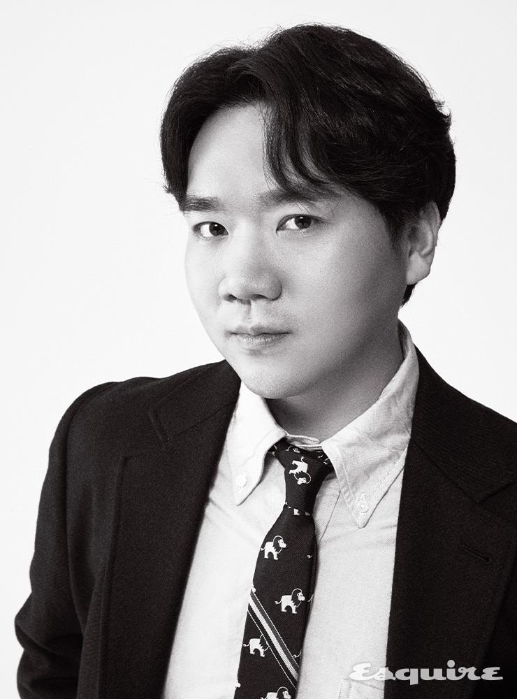 하프 코트, 옥스퍼드 셔츠, 사자 패턴 타이 모두 톰 브라운.