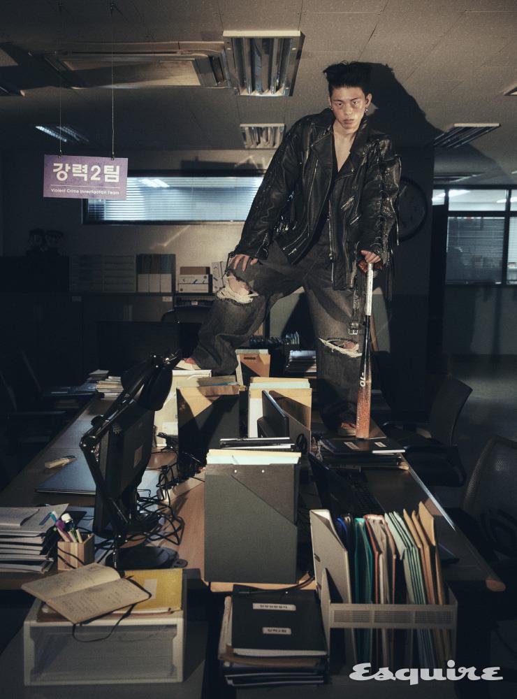 업사이클 바이커 재킷, 디스트로이드 배기 진, 파리 스니커즈, 이어커프, 이어링 모두 가격 미정 발렌시아가.