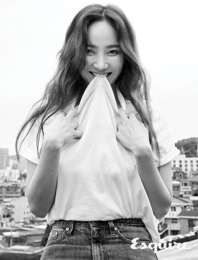 흰색 티셔츠 발렌시아가(스타일리스트 소장품). 청바지 포사.