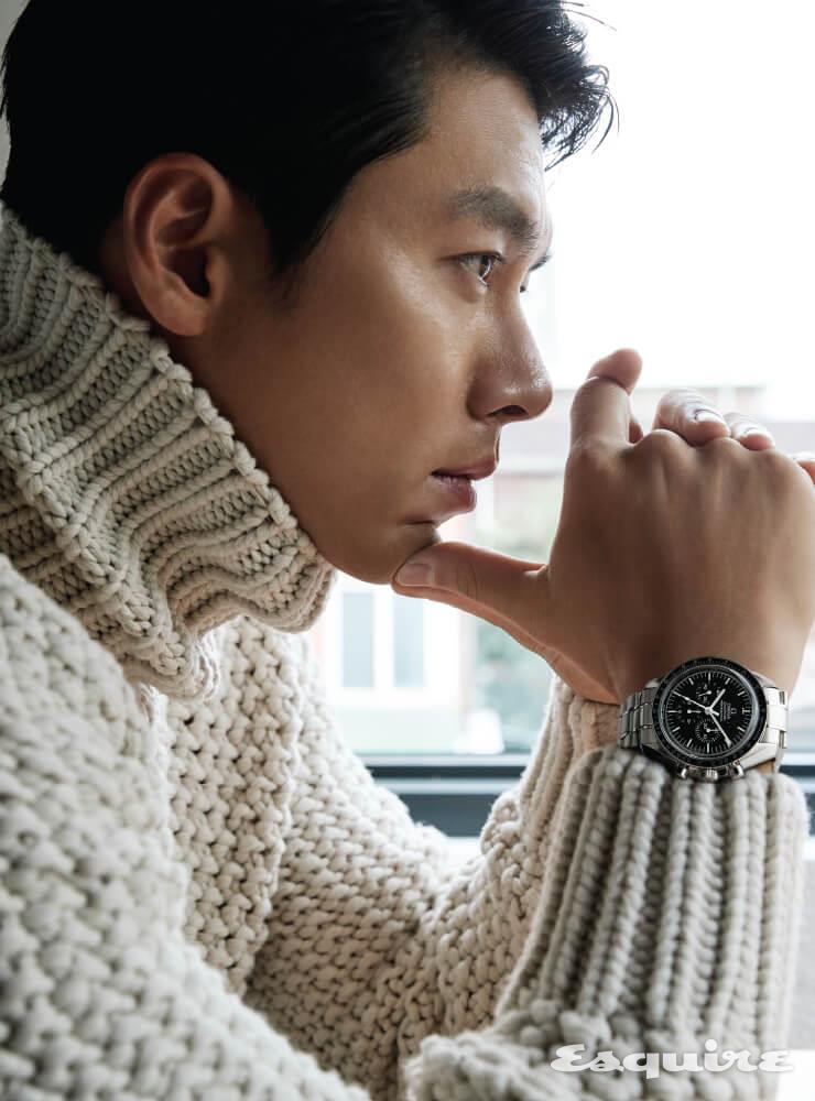  30분 카운터, 12시간 카운터 및 스몰 세컨즈 서브 다이얼을 탑재한 스테인리스스틸 케이스 스피드마스터 문워치 프로페셔널 크로노그래프.