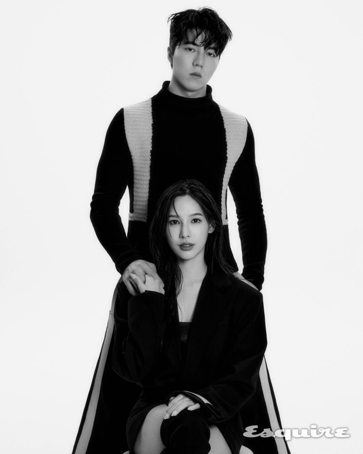 (희두) 터틀넥, 팬츠 모두 릭 오웬스. (나연) 재킷 드레스 오프화이트. 레더 브라 톱, 니하이 부츠, 이어커프 모두 스타일리스트 소장품.