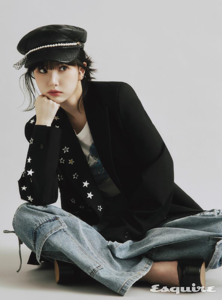 재킷 MSGM. 티셔츠 마가린핑거스. 팬츠 리. 베레 그레이스유. 슈즈 스타일리스트 소장품.