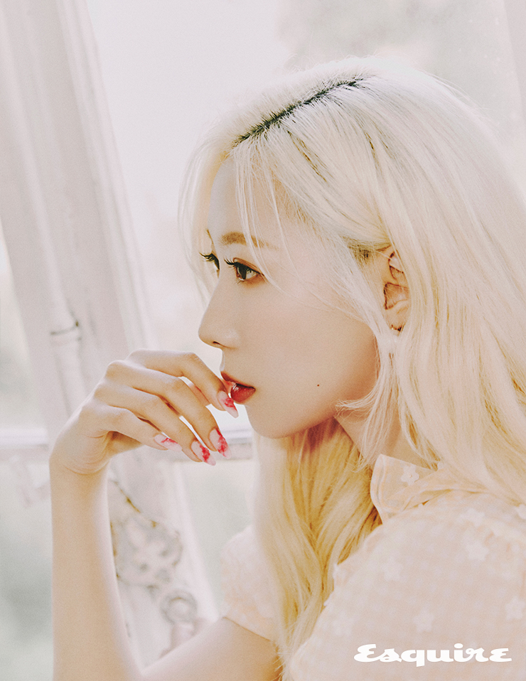 블라우스 카프리슈, 데님 스커트 어글리쉐도우, 이어링 타티아나 쥬얼리, 비즈 브레이슬릿 케이트앤켈리.