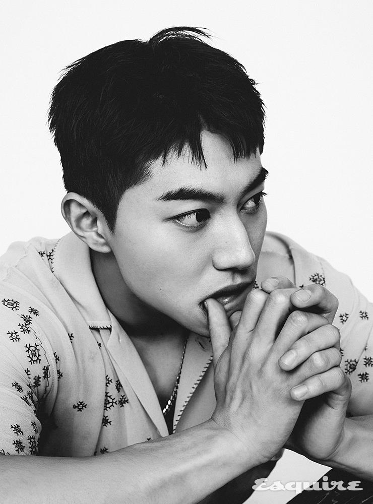 셔츠 보디 by 미스터 포터. 팬츠, 네크리스 모두 스타일리스트 소장품.