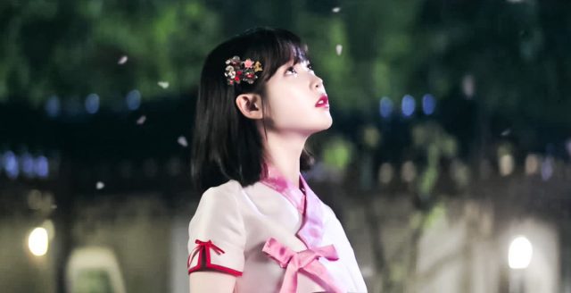 아이유가 내가 돌아올 때까지 기다린다? 형. 엄마가  그만하고 들어와서 밥먹으래.