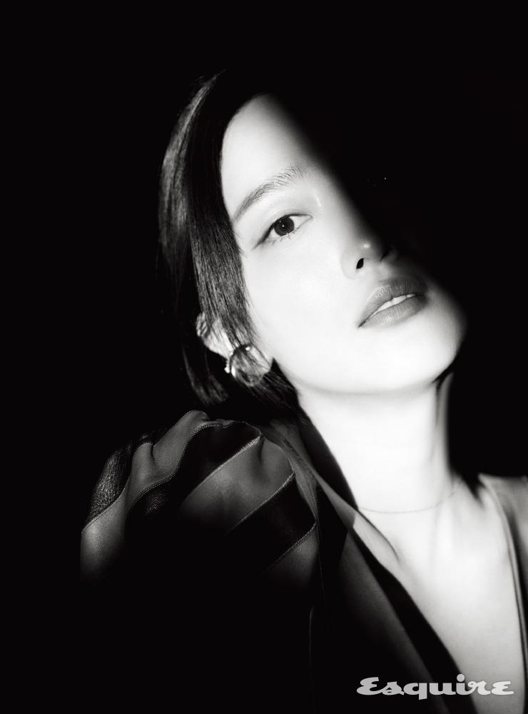 원피스 구찌. 네크리스, 이어커프 모두 스타일리스트 소장품.