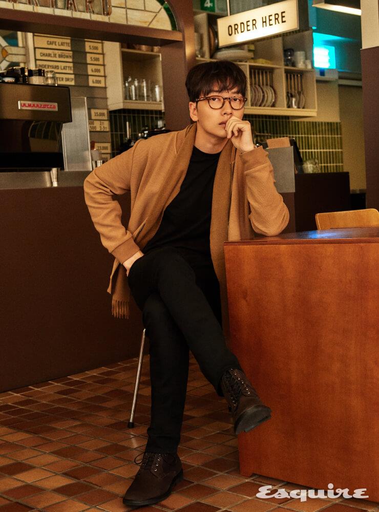 집업 재킷, 니트 톱, 팬츠, 부츠, 머플러 모두 H&M.