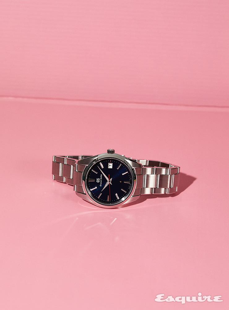 지름 40mm, 쿼츠 무브먼트를 탑재했으며 2500개 한정으로 판매하는 SBGP007 520만원 그랜드 세이코.