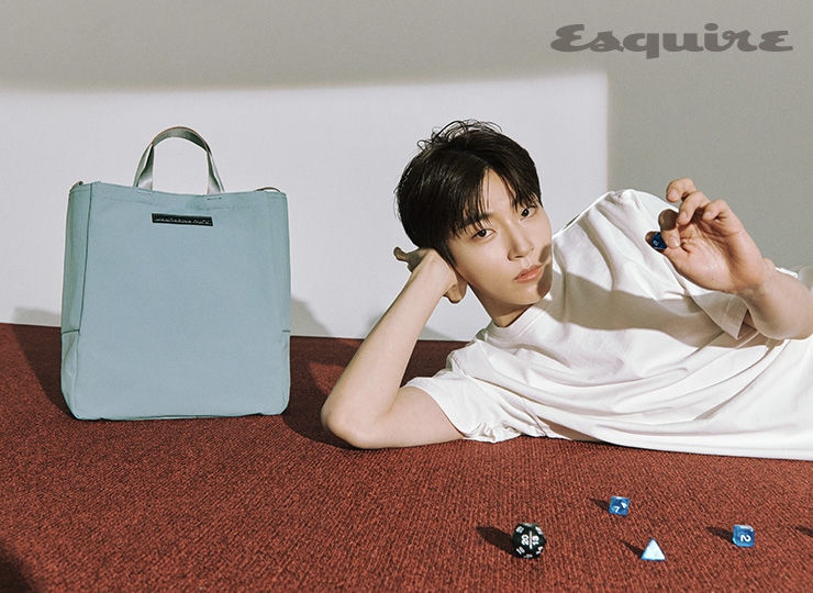 크로스와 숄더 모두 활용 가능한 데일리용 DAYDAY 토트백 19만8000원 만다리나 덕. 티셔츠 레이블리스.