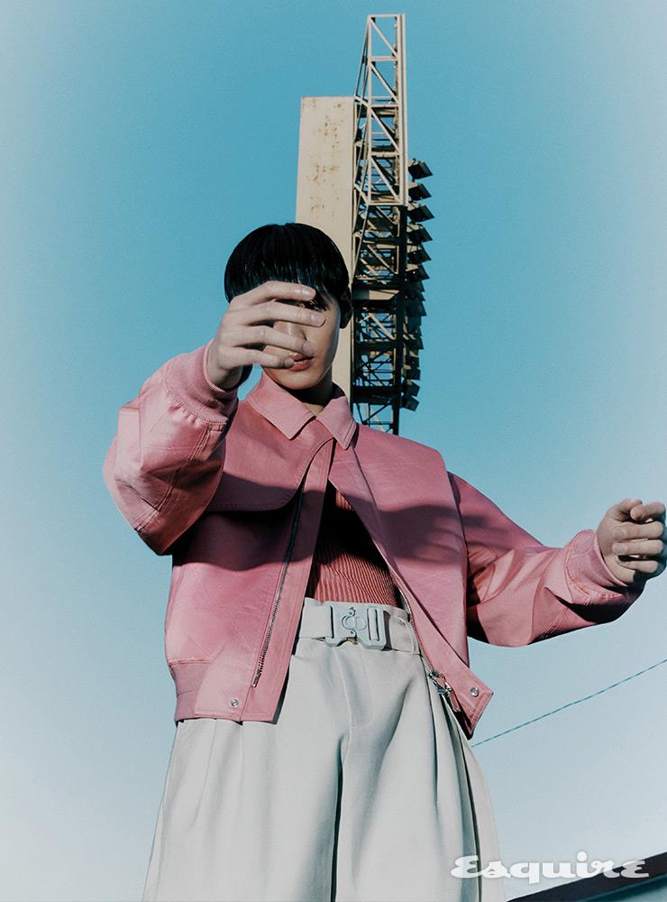 블루종, 슬리브리스 톱, 팬츠 모두 가격 미정 디올 맨.