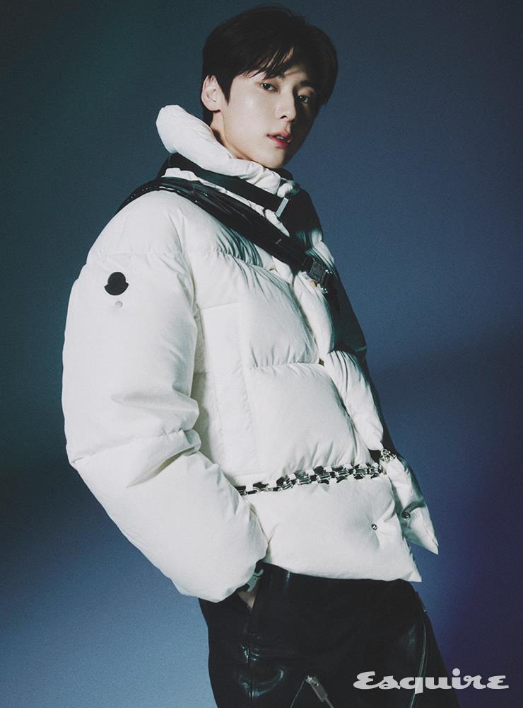 메탈 장식이 있는 화이트 다운 재킷 385만원, 지퍼와 메탈 장식이 특징인 양가죽 팬츠 367만원, 목에 두른 자카르 리본 벨트 53만원, 나일론 숄더백 123만원 모두 6 몽클레르 1017 알릭스 9SM.