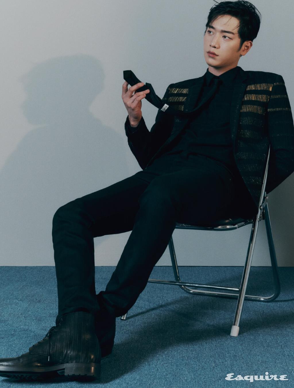 재킷, 셔츠, 팬츠, 슈즈, 타이 모두 생 로랑 by 안토니 바카렐로.