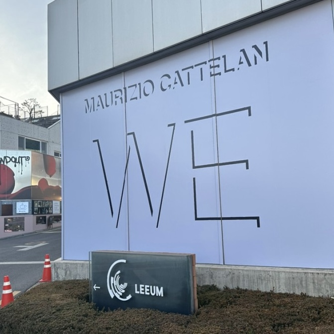 마우리치오 카텔란 : WE