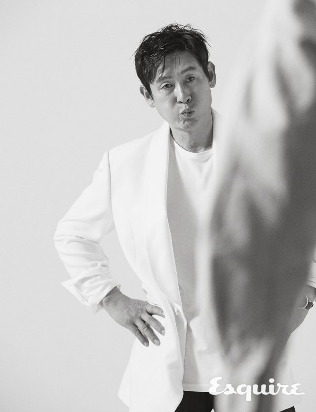 재킷 김서룡. 티셔츠 스타일리스트 소장품.