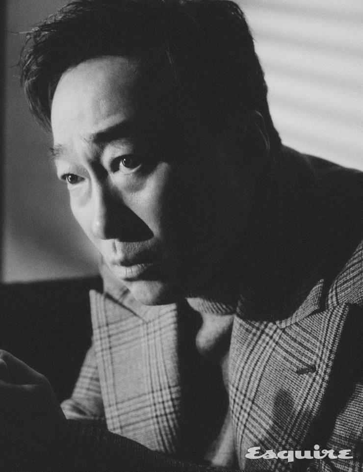 브라운 체크 롱코트 엠포리오 아르마니. 베이지 터틀넥 로로피아나.