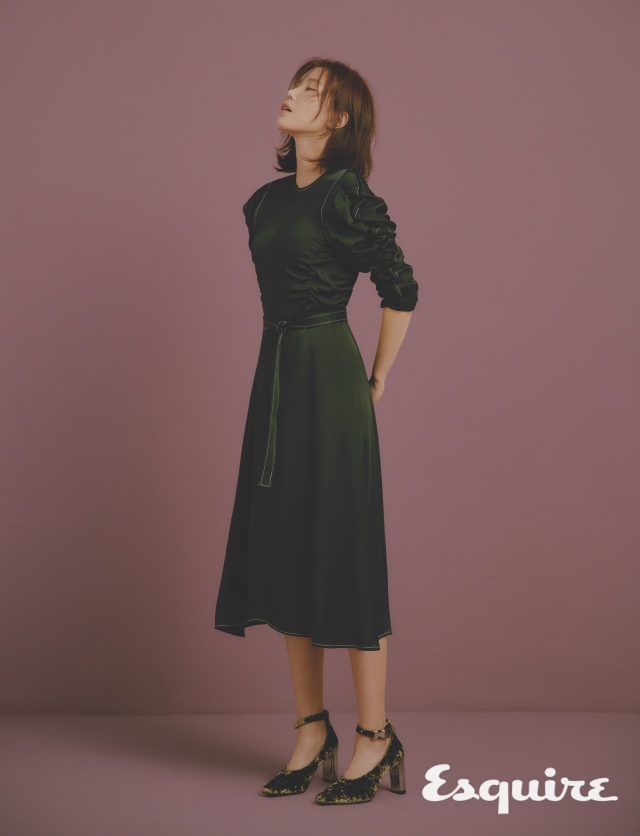 블랙 원피스 유돈초이. 올리브 그린 벨벳 스트랩 슈즈 렉켄.