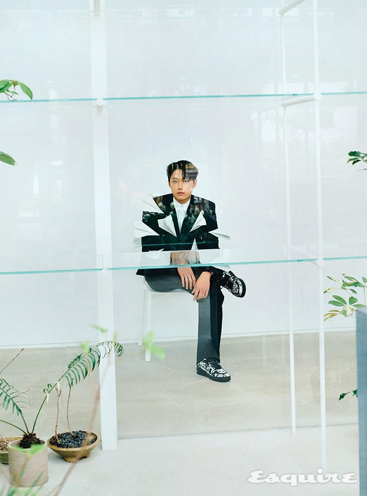 페이퍼 에어플레인 크롭트 재킷, 레귤러 DNA 셔츠, LV 클래식 팬츠, LV 트레이너 모두 루이 비통.
