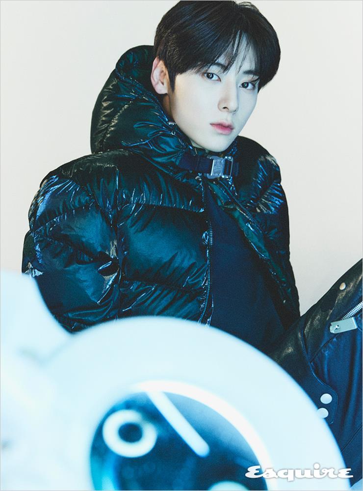 메탈 버클이 돋보이는 샤이니 나일론 다운 재킷 321만원, 리사이클 코튼 저지 티셔츠 46만원, 지퍼와 메탈 장식이 특징인 양가죽 팬츠 367만원 모두 6 몽클레르 1017 알릭스 9SM.