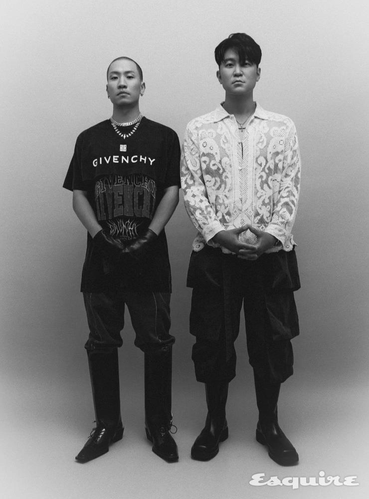 개코 블랙 티셔츠 지방시. 브라운 팬츠 오픈 프로덕트. 롱부츠 후망. 블랙 글러브 보테가베네타. 실버 네크리스 모두 샘앤프랑크. 최자 화이트 셔츠 보디. 카고 팬츠 막시제이. 부츠 프라다. 네크리스 샘앤프랑크