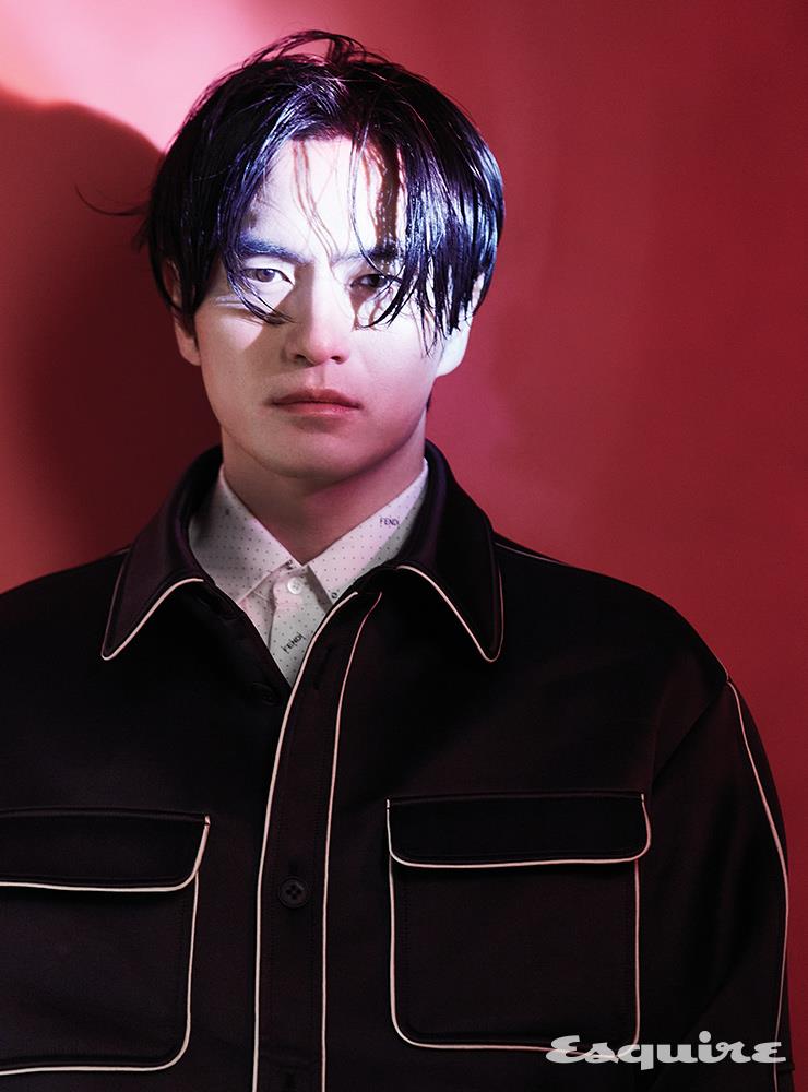 파이핑 장식의 블랙 새틴 블루종 재킷, 마이크로 펜디 로고 패턴 실크 셔츠 모두 펜디.