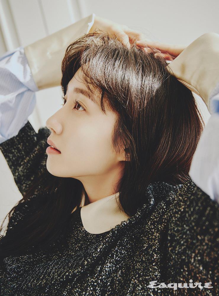 블랙 니트, 스트라이프 셔츠 모두 미우미우.