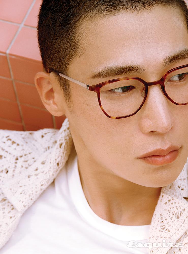 아세타늄 1055 안경 92만원 린드버그. 크로셰 셔츠 4만9900원 H&M. 슬리브리스 톱 32만8000원 렉토.