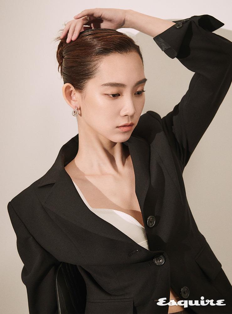 블랙 재킷 레하. 브라톱 레호. 귀걸이 앵브록스. 반지 넘버링.