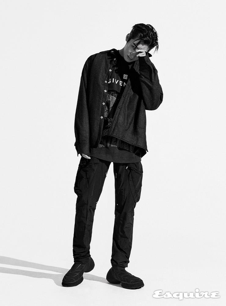 오버셔츠, 티셔츠, 팬츠, 슈즈 모두 지방시.