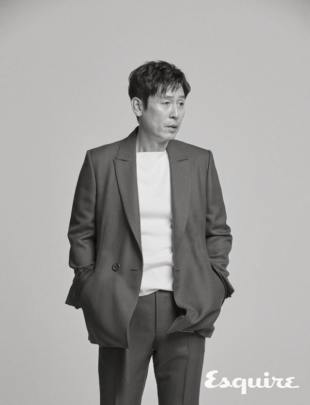 슈트, 니트 모두 에르메네질도 제냐 쿠튀르.