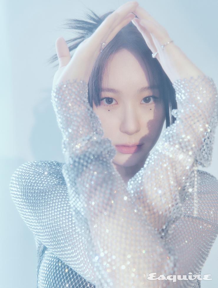 매쉬 톱 앤아더스토리즈, 반지 아몬즈, 팔찌 스타일리스트 소장품.