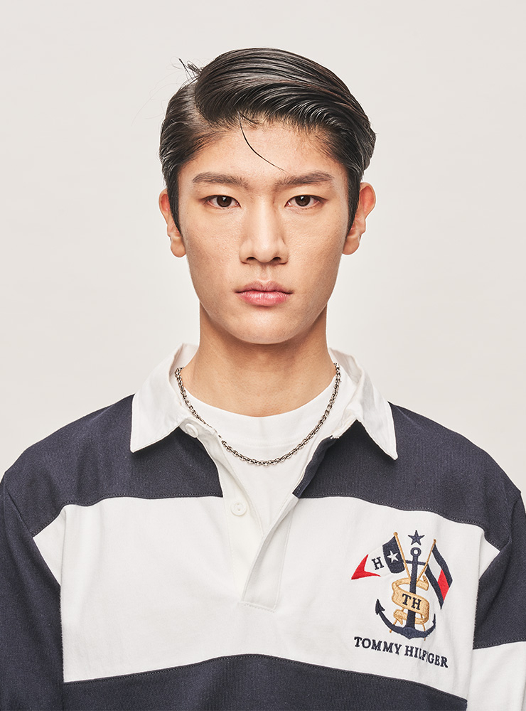 블랙 스트라이프 럭비 셔츠 15만8000원 타미힐피거 맨. 화이트 티셔츠 가격 미정 산드로 옴므. 체인 네크리스 115만원 크롬하츠.