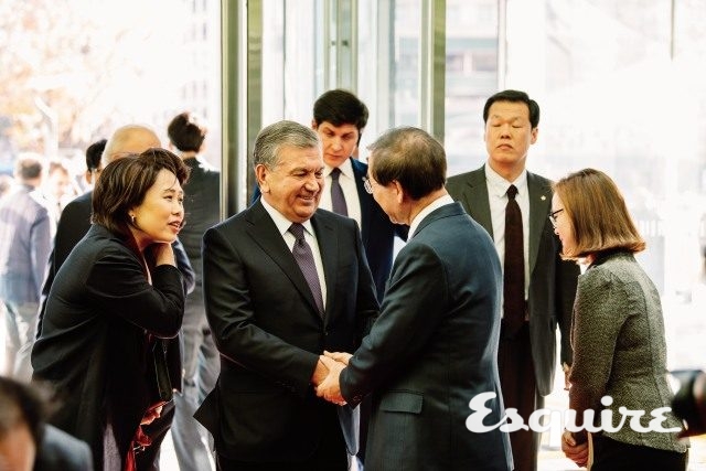 사브카트 미르지요예프 우즈베키스탄 대통령과 악수하는 박원순.