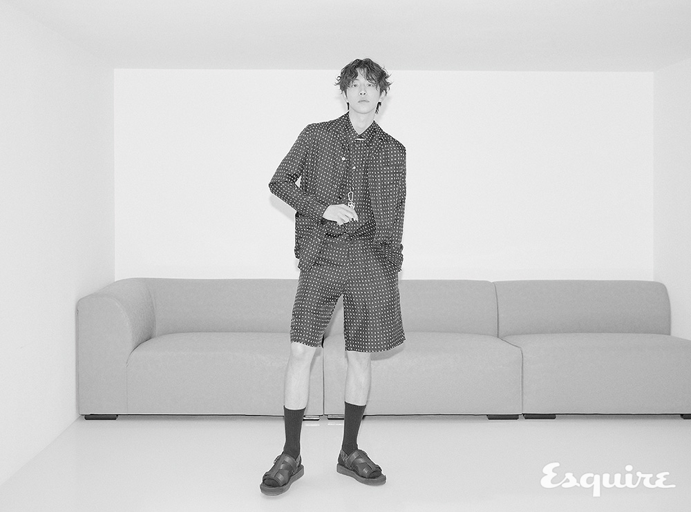파이핑 디테일의 검은색 실크 트윌 오버사이즈 타이 프린팅 셔츠, 이너 셔츠, 반바지, 버클 디테일의 오블리크 패턴 네오프렌 소재 샌들, 소라야마 모티프의 목걸이, 키 링 모두 디올 맨.