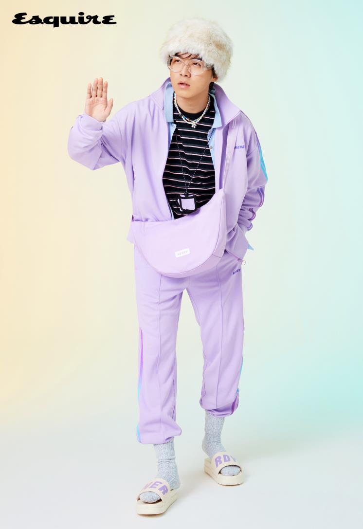 연보라색 트레이닝 셋업, 연보라 크로스백, 화이트 슬라이드, 연보라 아이팟 케이스 목걸이 모두 널디.