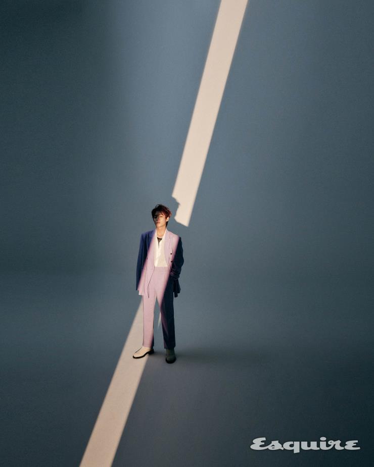 수트 재킷, 팬츠 모두 윌리엄 케이 박. 네트 소재 톱, 네클리스 모두 스타일리스트 소장품. 셔츠 프롬아를. 첼시 부츠 오프화이트.
