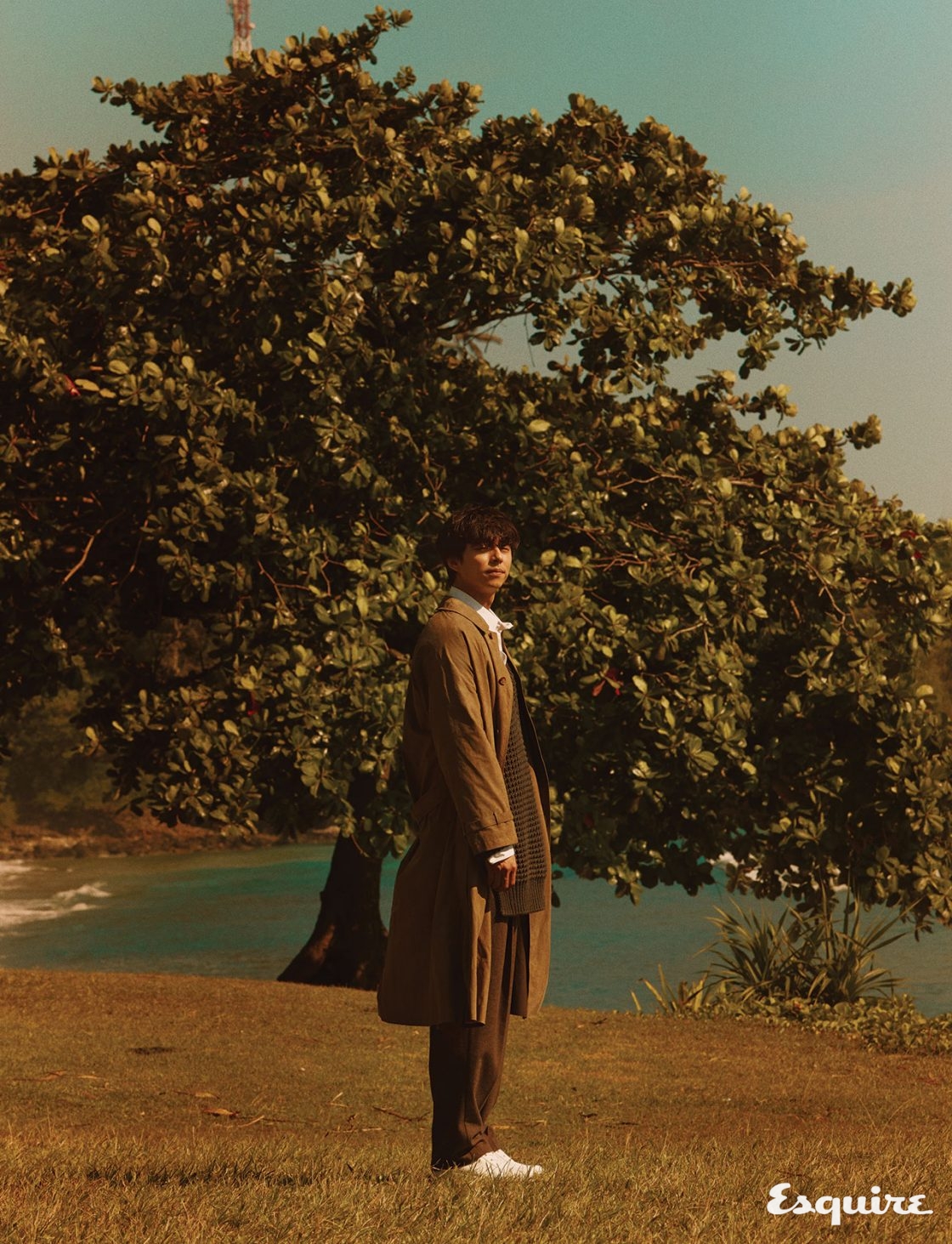 트렌치코트, 니트, 셔츠, 바지, 운동화 모두 가격 미정 루이비통.