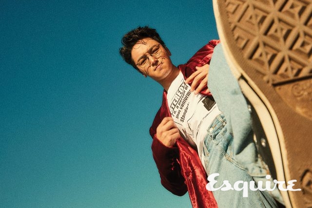 재킷 김서룡. 티셔츠 메종 마르지엘라. 청바지 토니웩. 운동화 컨버스. 안경 뮤지크.