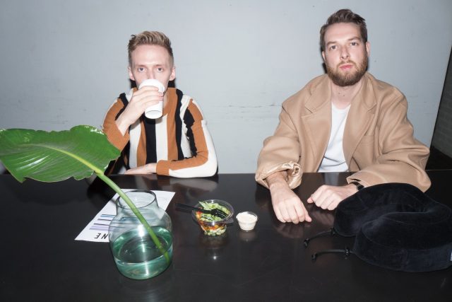 (제임스) 스웨터 산드로 옴므. (앤디) 캐멀 코트 프라다. 니트 티셔츠 닐바렛. 시계 앤디 소장품.