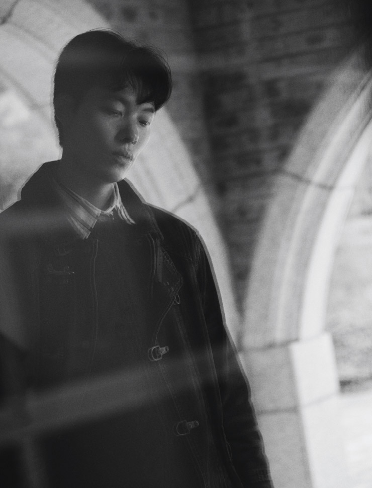 데님 재킷, 피셔맨 스웨터, 스트라이프 셔츠 모두 폴로 랄프 로렌. 