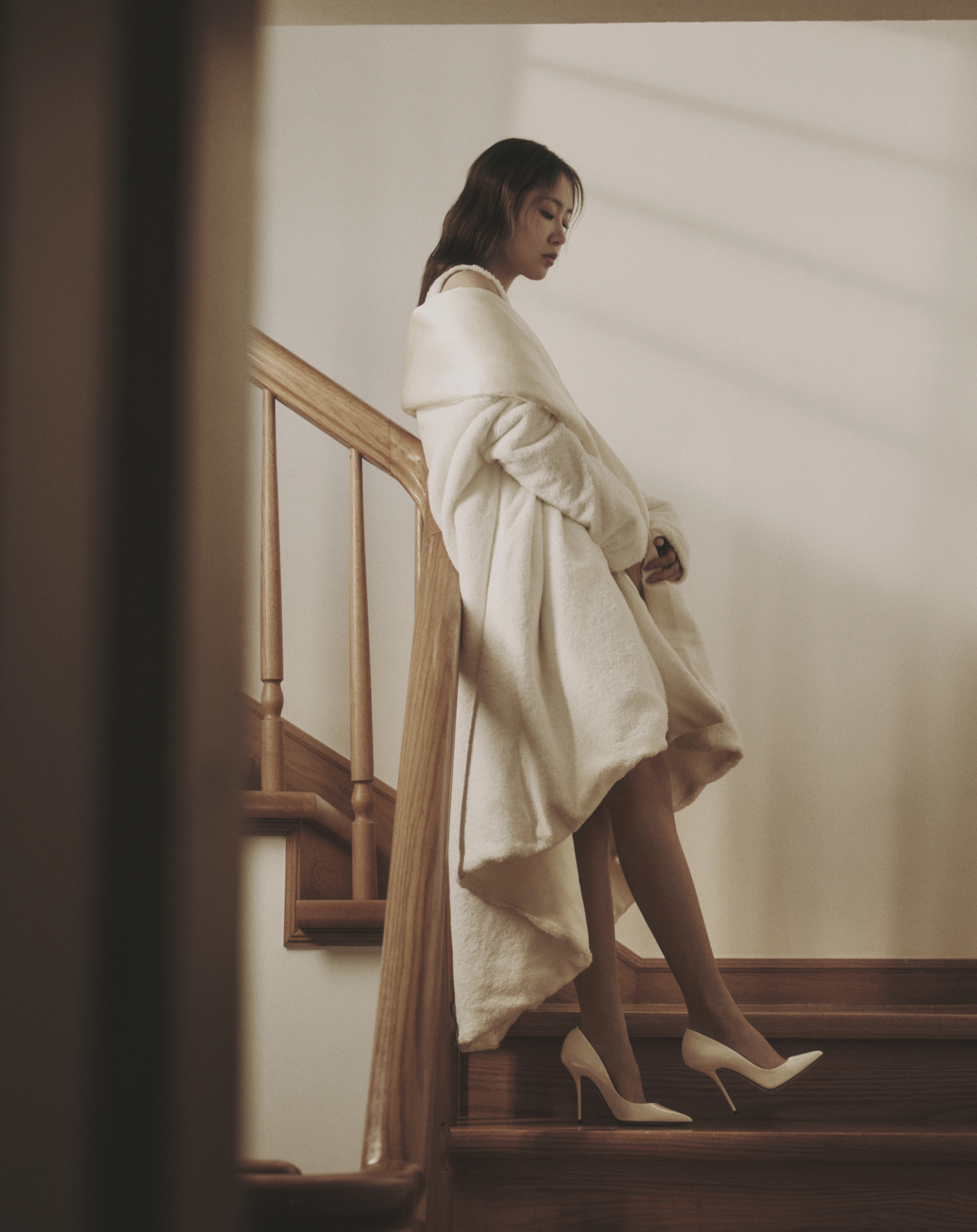 아우터, 드레스, 슈즈 모두 돌체앤가바나.