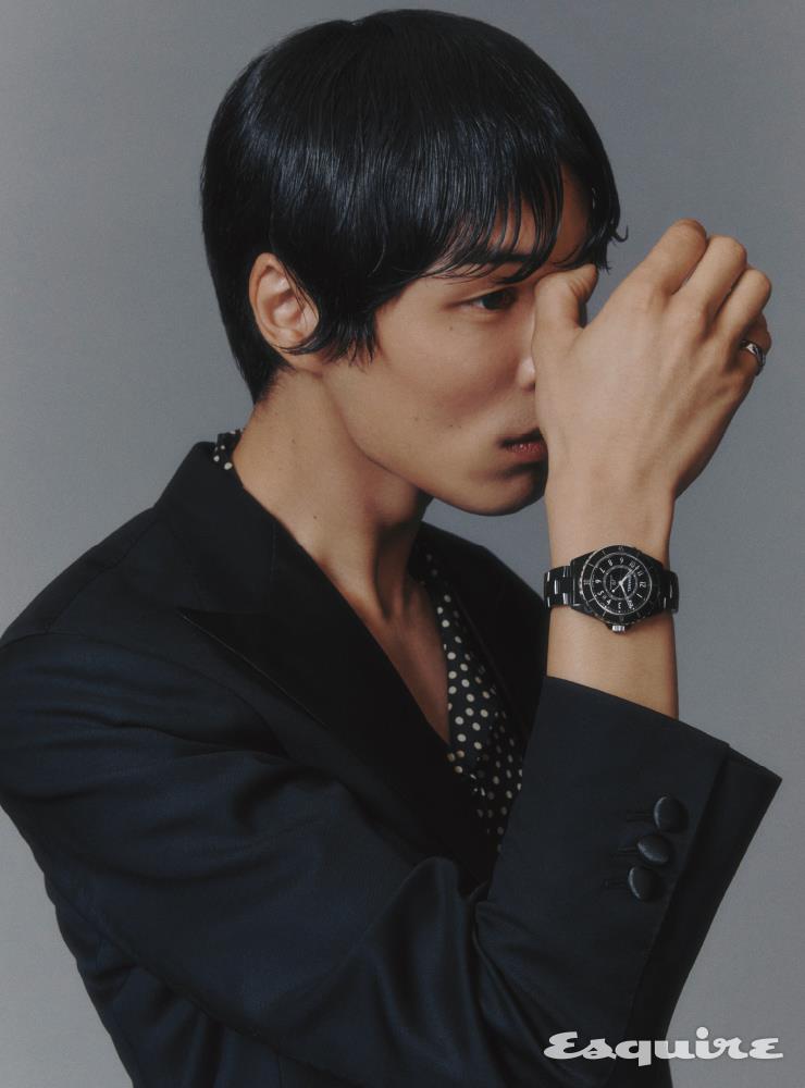블랙 세라믹과 스틸 소재로 완성한 J12 워치 칼리버 12.1 38mm Chanel Watches. 화이트 골드 코코 크러쉬 링 Chanel Fine Jewelry. 재킷 슈츠. 셔츠 셀린느 by 육스.